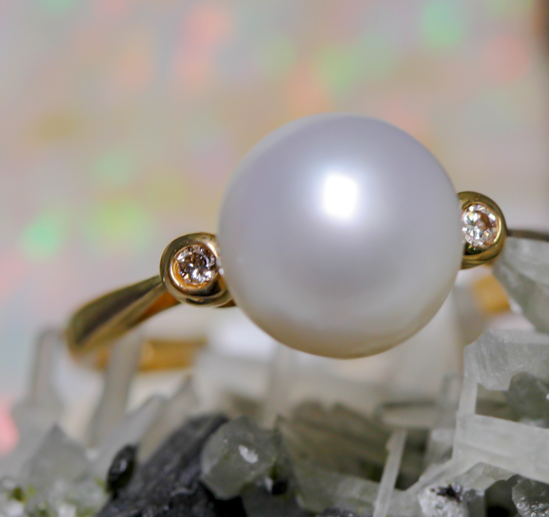 South Sea pearl ring in yellow gold, the pearl flanked by two bezel-set diamonds